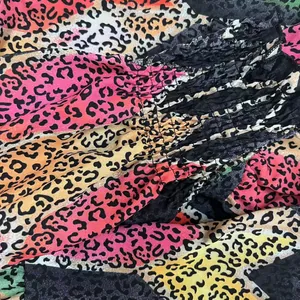 Gros plan sur un tissu imprimé léopard coloré avec des détails élastiques smokés sur la robe
