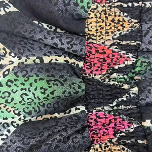 Gros plan détaillé d'un tissu imprimé léopard coloré avec une texture élastique froncée