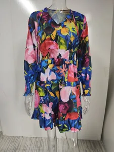 Vue détaillée d'une mini-robe à imprimé floral, manches longues et taille cintrée.