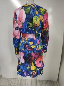 Vue de dos d'une robe fleurie colorée avec taille élastique et détails froncés.
