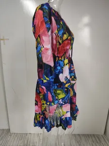 Vue latérale d'une robe courte fleurie colorée avec taille élastique et volants