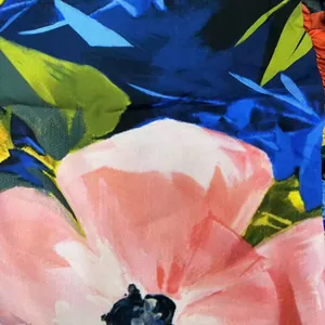 Détail rapproché d'un tissu à imprimé floral éclatant pour une robe de mode d'automne