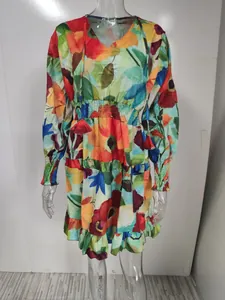 Détail de la robe courte fleurie colorée avec taille froncée et ourlet à volants