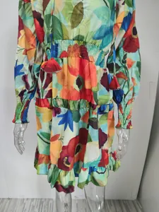 Robe courte imprimée floral coloré avec manches longues et taille élastiquée