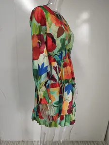 Détail de profil d'une robe courte fleurie à manches longues avec taille élastique