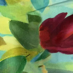 Vue macro détaillée de l'imprimé floral artistique coloré sur le tissu de la robe