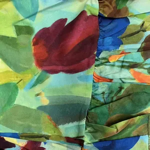 Détail macro de haute qualité d'un tissu à imprimé floral abstrait coloré pour robe de femme
