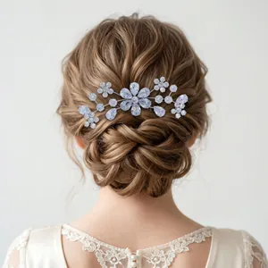 Accessoire de cheveux de mariée avec peigne en zircon floral sur un chignon élégant