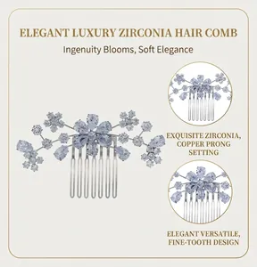 Détails d'un peigne à cheveux argenté élégant avec fleurs en cristal et dents serrées.