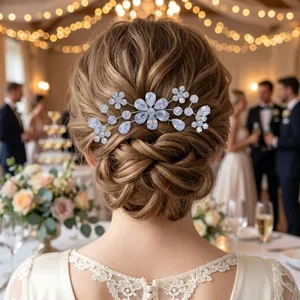 Peigne à cheveux de mariée élégant avec fleurs en zircone sur coiffure tressée raffinée