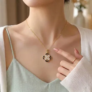 Gros plan d'un élégant collier avec pendentif fleur à quatre feuilles en zircon sur un mannequin