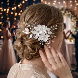 Gros plan sur un peigne à cheveux élégant avec fleurs blanches et perles faites main.