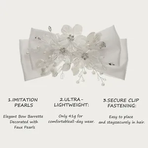 Détail montrant les élégantes fleurs blanches et perles d'imitation d'une barrette de 41g