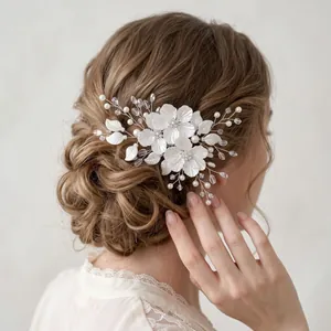 Pince à cheveux fleur blanche élégante faite main avec perles pour coiffures de mariage