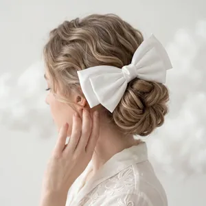 Grande pince à cheveux élégante avec nœud en satin blanc pour coiffures de mariage