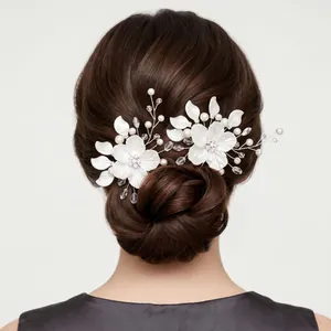 Épingles à cheveux fleurs blanches faites main avec perles et cristaux pour mariage