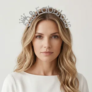 Elegante diadema de cumpleaños con diamantes de imitación 50 & Fabulous en modelo rubia