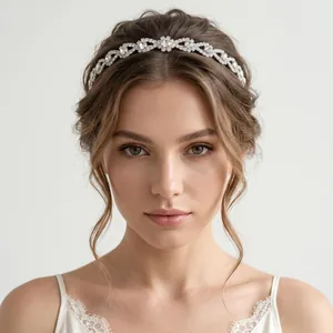 Gros plan d'un modèle portant un bandeau élégant en strass pour coiffure de mariée