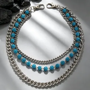 Dettaglio catena vintage a tre strati in argento con perline blu per pantaloni