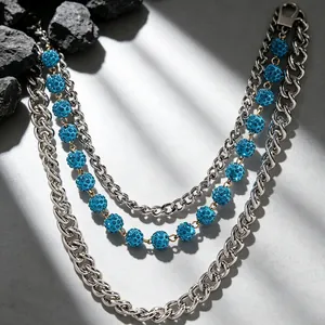 Dettaglio macro della cintura a catena d'argento a più strati con perline blu retrò.