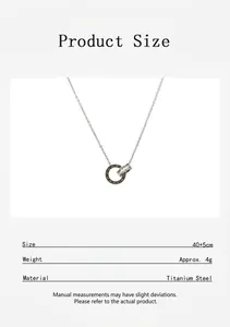 Détail du collier à double anneau avec chiffres romains en acier au titane durable