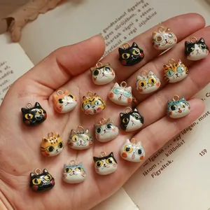 Simpatici Pendenti a Forma di Gatto Animato Dipinti a Mano in Rame Per Creazione Gioielli DIY Collane Placcate Oro per Donna Moda