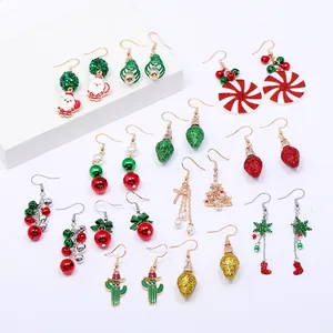 Varietà di orecchini natalizi con Babbo Natale, alberi, bastoncini di zucchero e campanelli
