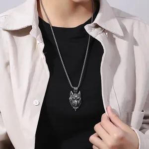 Κοντινό πλάνο μενταγιόν κεφάλι λύκου Βίκινγκ σε λαιμό ανδρικού μοντέλου