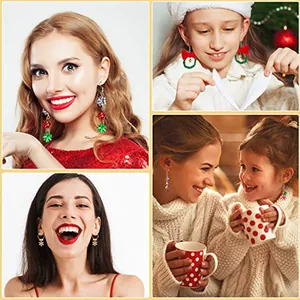 Collage lifestyle di vari orecchini natalizi con fiocchi di neve e campanellini.