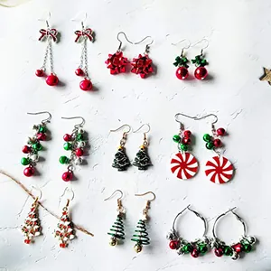 Set di vari orecchini natalizi con alberi, campanelli e bastoncini di zucchero