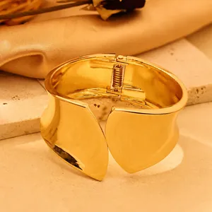 Vue détaillée montrant la charnière et la texture d'un bracelet manchette doré irrégulier