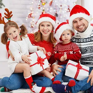 Vista lifestyle di orecchini natalizi festivi indossati in un ambiente di famiglia