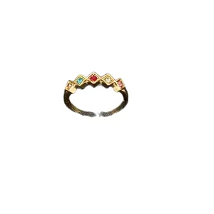 Anello retrò minimalista dorato con zirconi colorati e design geometrico a rombi