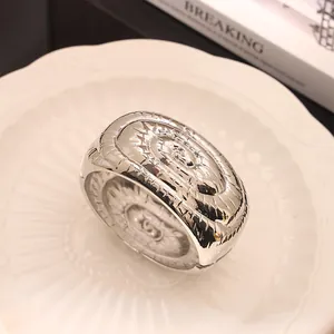 Primer plano de brazalete de aleación con acabado plateado y textura irregular