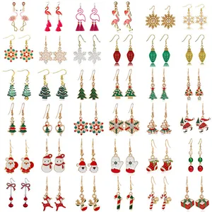 Collezione di orecchini natalizi festivi con fiocchi di neve, Babbo Natale e alberi