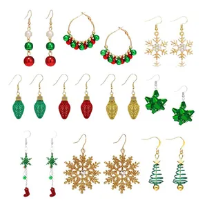 Set di orecchini natalizi assortiti con fiocchi di neve e alberi su sfondo bianco