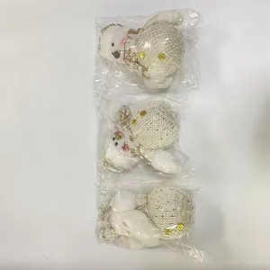 Gedetailleerd overzicht van drie kerstsneeuwpop-knuffels in plastic zakken verpakt