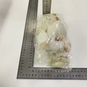 Gedetailleerde meting van de afmetingen van het lichtgevende Kerstman pluche figuur