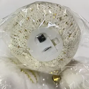 Gedetailleerde opname van het batterijvak van een lichtgevende pluche kerstknuffel