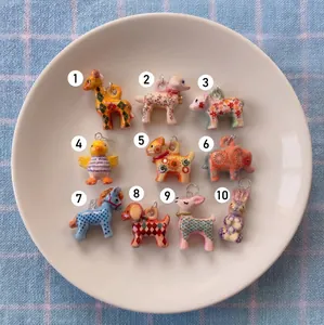 Lot de 10 pendentifs animaux en céramique aux motifs floraux et géométriques colorés