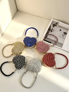 Vue détaillée de plusieurs mini pochettes de soirée en forme de cœur avec strass colorés