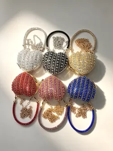 Collection de mini sacs de soirée en forme de cœur avec strass et chaînes fines.