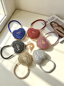 Vue détaillée de six pochettes de soirée en forme de cœur serties de strass étincelants