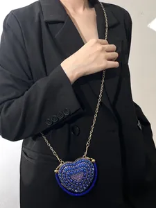 Mini sac chaîne élégant en strass bleu en forme de cœur porté en bandoulière chic