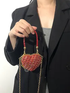 Petit sac de soirée en forme de cœur orné de strass avec une chaîne dorée élégante
