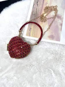 Luxuriöse herzförmige Mini-Abendtasche mit roten Strasssteinen und Goldkette