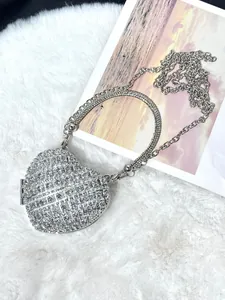 Glitzernde herzförmige Abendtasche mit Strasssteinen und eleganter silberner Kette für Damen