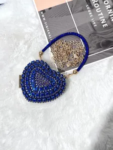 Mini herzförmige blaue Strass-Clutch mit goldener Kette für elegante Abendveranstaltungen.