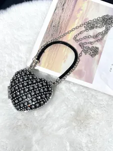 Elegante herzförmige Strass-Abendtasche mit silberner Kette und schwarzem Griff.