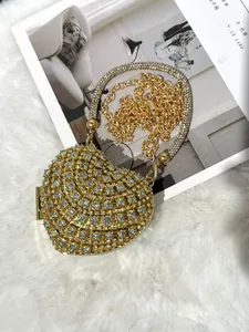 Luxuriöse herzförmige goldene Clutch-Tasche mit funkelnden Strasssteinen
